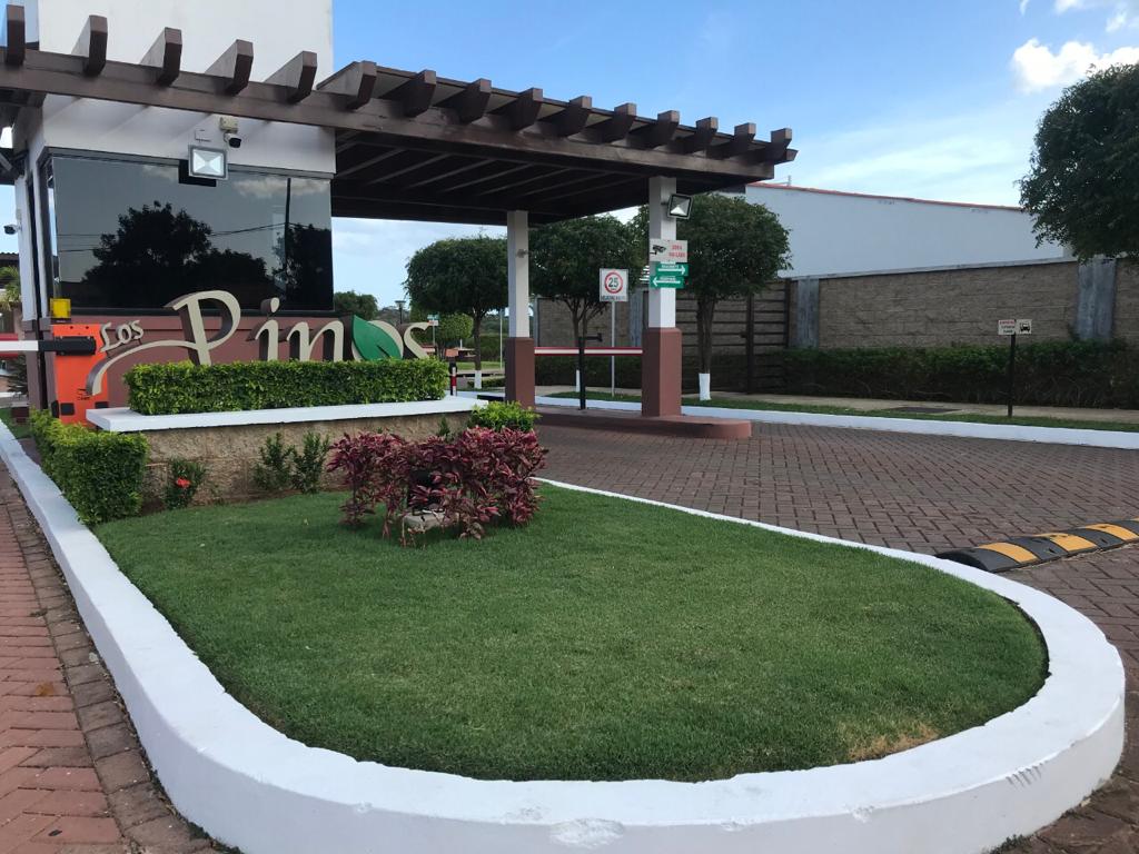 Vista frontal de la propiedad en Cluster Los Pinos